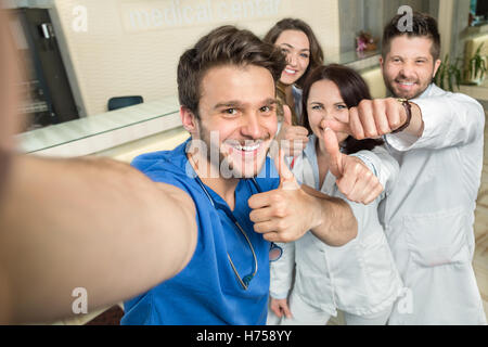 Smiling équipe de médecins et d'infirmières à l'hôpital prendre des Selfies Banque D'Images