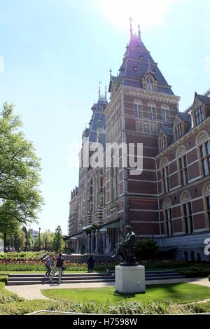 Jardins et façade de l'édifice Rijksmuseum, Amsterdam, Pays-Bas, en été. Banque D'Images