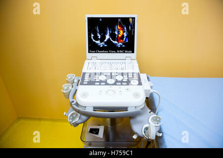 Intérieur de salle d'examen avec l'ultrasonography linge à l'hôpital. Échographe dans un laboratoire d'exploitation moderne avec Banque D'Images