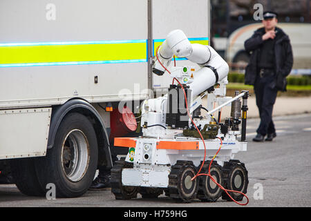 Les agents de neutralisation des bombes préparer un robot à distance pour faire face à une bombe dans un bureau de recrutement de l'armée à St Giles, Oxford Banque D'Images