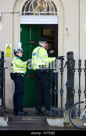 Évacuer les bâtiments à proximité de la police à la suite de la découverte d'une bombe dans le bureau de recrutement de l'armée à St Giles, Oxford Banque D'Images