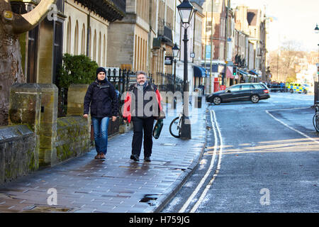 Évacuer les bâtiments à proximité de la police à la suite de la découverte d'une bombe dans le bureau de recrutement de l'armée à St Giles, Oxford Banque D'Images