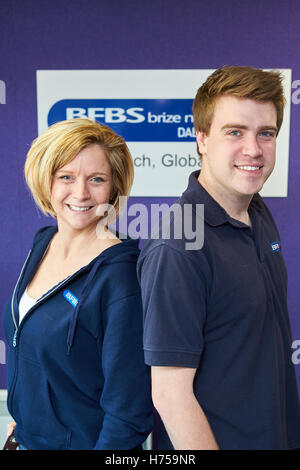 Les présentateurs Jo Theones et Alex Gill à Brize Norton Forces britanniques Broadcasting Service (BFBS) Banque D'Images