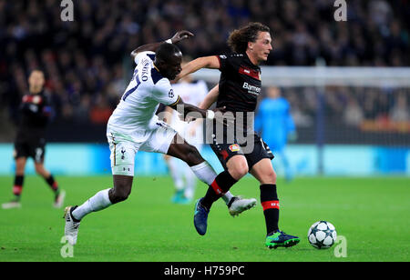 Tottenham Hotspur est Moussa Sissoko (à gauche) batailles pour la balle avec Bayer Leverkusen's Julian Baumgartlinger (à droite) au cours de l'UEFA Champions League au stade de Wembley, Londres. Banque D'Images