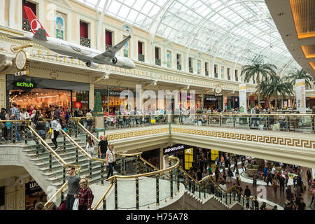 Le Trafford Centre accueillir 230 magasins qui inclut Shuh, entrepôt et Oasis. Banque D'Images