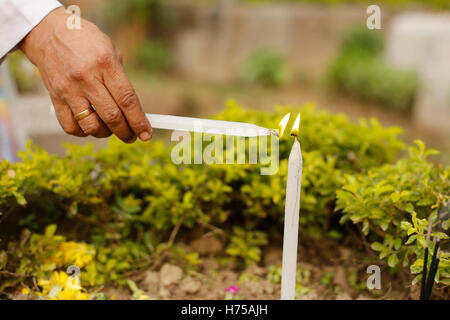 Kolkata, Inde. 06Th Nov, 2016. Les tombes des cimetières chrétiens sont remplis de fleurs et bougie allumée au cours de la la Fête des Morts. Un jour où les chrétiens se souvenir de leurs amis et parents, qui sont décédés. Cela vient d'une ancienne croyance que les âmes des morts sera de retour, en ce jour particulier, pour prendre un repas avec leurs famille et amis. Les bougies sont allumées pour guider les âmes à leur maison pour le repas. © Suvankar Sen/Pacific Press/Alamy Live News Banque D'Images