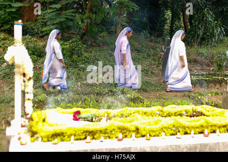 Kolkata, Inde. 06Th Nov, 2016. Les tombes des cimetières chrétiens sont remplis de fleurs et bougie allumée au cours de la la Fête des Morts. Un jour où les chrétiens se souvenir de leurs amis et parents, qui sont décédés. Cela vient d'une ancienne croyance que les âmes des morts sera de retour, en ce jour particulier, pour prendre un repas avec leurs famille et amis. Les bougies sont allumées pour guider les âmes à leur maison pour le repas. © Suvankar Sen/Pacific Press/Alamy Live News Banque D'Images