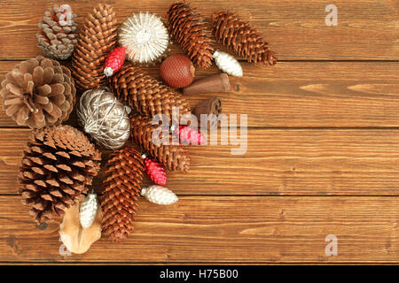 Composition de Noël - jouets et des pommes de pin sur fond de bois Banque D'Images