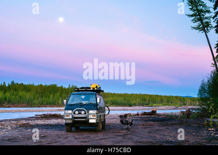 Un Mitsubishi Delica L300 campervan garé à côté de la rivière Muskwa dans le Nord de la Colombie-Britannique, Canada Banque D'Images