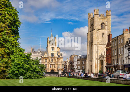 Kings Parade, Cambridge, au début de l'automne. Grande de l'église St Mary, Trinity College, la Chambre du Sénat et du Kings College de peut être voir Banque D'Images