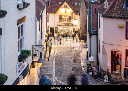 Whitby : Vue vers le bas de la rue de l'Église 199 étapes de Whitby, North Yorkshire, Angleterre. UK Banque D'Images