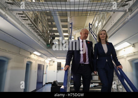 Secrétaire d'Etat à la justice Liz Truss est escorté autour de l'habitat par le directeur de la prison de Brixton David Bamford. Banque D'Images