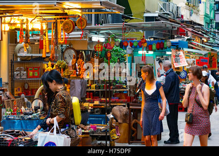 Stands d'antiquités dans le célèbre chat Street, Hong Kong, Chine. Banque D'Images