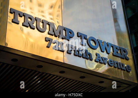 NEW YORK - 3 septembre 2016 : laiton poli signe pour Trump Tower brille sur la Cinquième Avenue à Manhattan. Banque D'Images