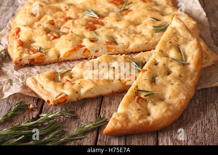 Focaccia italienne traditionnelle avec Rosemary close up sur la table. L'horizontale Banque D'Images