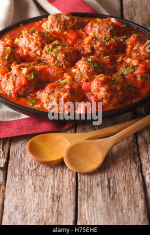 Albondigas boulettes à la tomate sur une plaque sur une table close-up. La verticale Banque D'Images