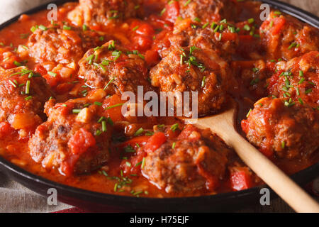 Albondigas boulettes de viande avec sauce épicée sur un plat sur la table, close-up. L'horizontale Banque D'Images