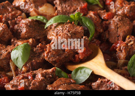La nourriture grecque : boeuf stifado macro. Arrière-plan horizontal Banque D'Images