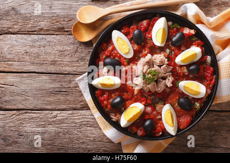 Mechouia salade de thon, légumes grillés et des œufs sur une table. Vue du dessus horizontale Banque D'Images