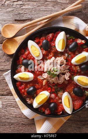 Salade Mechouia arabe avec des légumes, le thon et les oeufs sur la table. Vue supérieure verticale Banque D'Images