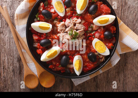 Salade Mechouia arabe avec des légumes, le thon et les oeufs sur la table horizontale Vue de dessus. Banque D'Images