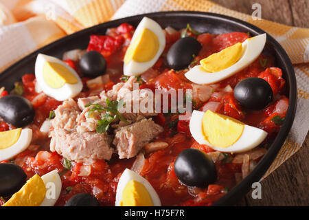 L'arabe la salade de thon, légumes grillés et des œufs sur une table horizontale de près. Banque D'Images