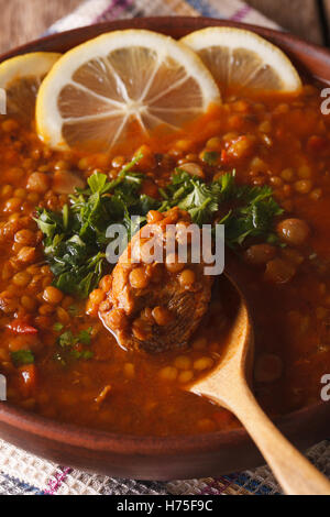 Soupe marocaine Harira dans un bol macro sur la table verticale. Banque D'Images