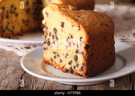 Pièce de l'Allemand kuchen avec du chocolat sur une plaque horizontale de macro. Banque D'Images