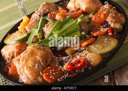 Korean Food poulet braisé aux légumes close-up sur la table horizontale. Banque D'Images