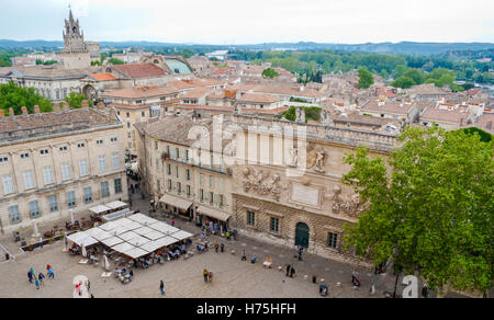 La vue depuis le haut de palais papal sur la Place du Palais avec des restaurants et les touristes. Banque D'Images