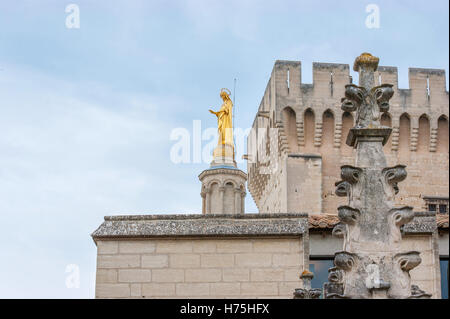 La vue de la statue dorée de la Vierge Marie au sommet de la tour de la cathédrale notre Dame des Doms, située dans le Palais des Papes, Avignon, France Banque D'Images