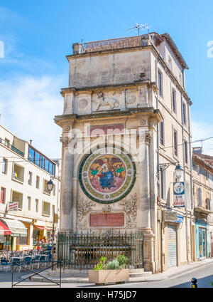 La belle fontaine avec la sculpture du lion, colonnes et mosaïque photo situé à Arles, près de la vieille porte de la ville Banque D'Images