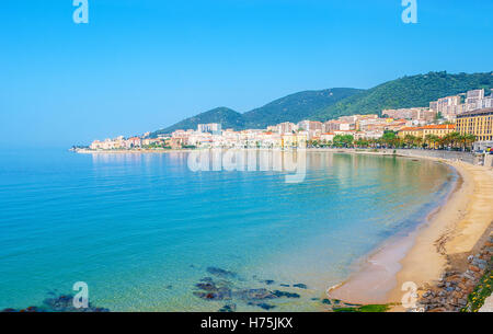 La plage centrale de la rangée d'hôtels, restaurants et maisons individuelles le long de la côte, Ajaccio, Corse, France. Banque D'Images