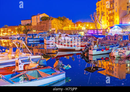 Le soir à Ajaccio est le meilleur moment pour visiter port et profiter de rêver bateaux et yachts amarrés, ici, en Corse, France. Banque D'Images