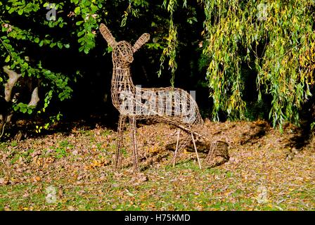 La vannerie en statue de deer Banque D'Images