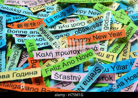 Bonne Année Nuage de mots imprimés sur du papier de couleur différentes langues Banque D'Images