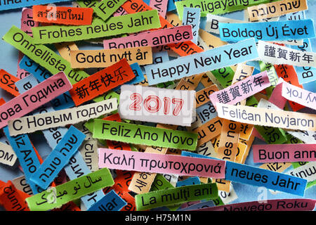Bonne Année Nuage de mots imprimés sur du papier de couleur différentes langues Banque D'Images