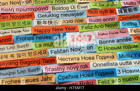 Bonne Année Nuage de mots imprimés sur du papier de couleur différentes langues Banque D'Images