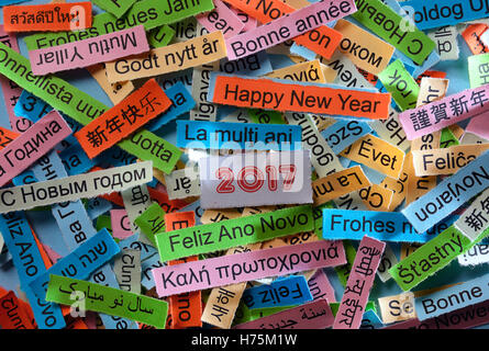 Bonne Année Nuage de mots imprimés sur du papier de couleur différentes langues Banque D'Images