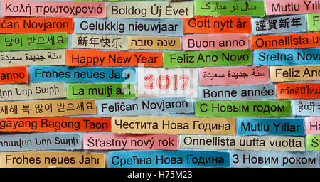 Bonne Année Nuage de mots imprimés sur du papier de couleur différentes langues Banque D'Images