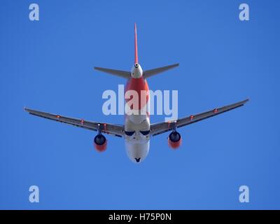 Easyjet Airbus A319-111 qui décolle de l'aéroport de Bristol Banque D'Images