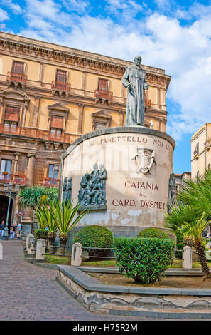 Le monument au Cardinal Giuseppe Benedetto Dusmet sur la Piazza San Francesco d'Assisi Banque D'Images