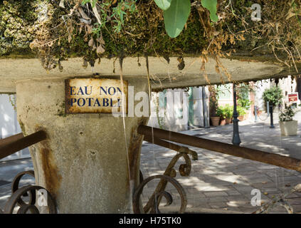 La célèbre fontaine champignon à Cogolin, Var, France, avec 'eau' Non Potable signe indiquant l'eau n'est pas potable Banque D'Images