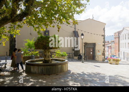 La célèbre fontaine champignon dans la place de l'Abbé Toti, à Cogolin, Var France Banque D'Images