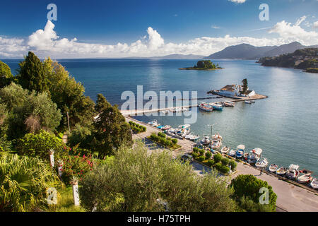 Pontikonisi et Vlacheraina monastère orthodoxe vu de la colline de Kanoni sur l'île de Corfou, Grèce. Banque D'Images