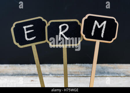 Acronyme d'affaires GRE comme la gestion du risque d'entreprise écrit avec la craie sur tableau noir en bois mini étiquettes Banque D'Images