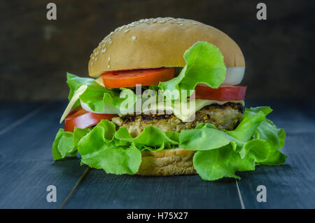 Gros plan du home made burgers sur fond de bois Banque D'Images