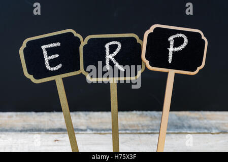 Acronyme d'entreprise de planification de ressources d'entreprise ERP écrit avec la craie sur tableau noir en bois mini étiquettes Banque D'Images