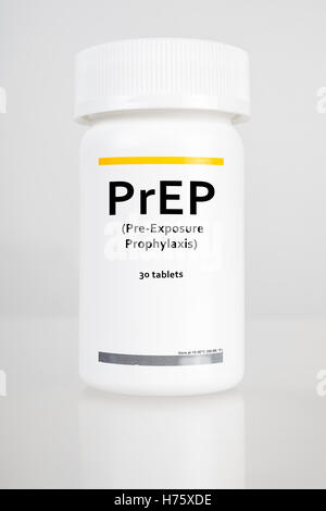 Bouteille de pilules avec étiquette 'PrEP' (acronyme de immunisation avant exposition prophylaxie). Le traitement de préparation est utilisée pour prévenir l'infection par le VIH Banque D'Images