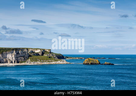 Vue depuis l'île de Carrick le long de la côte d'Antrim, Irlande Banque D'Images